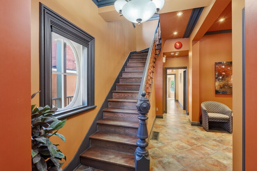 More Photos Of 464 Somerset St W, Ottawa Office For Sale