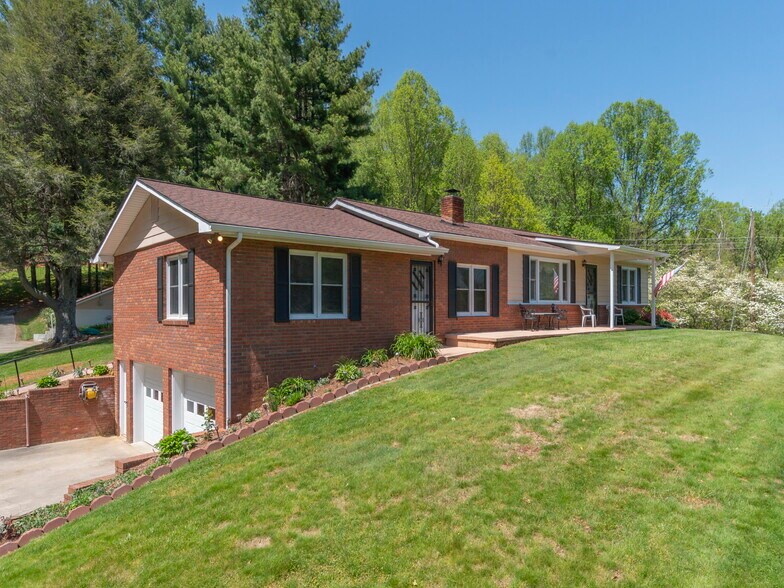 More Photos Of 96 Tower Ln, Waynesville Office For Sale
