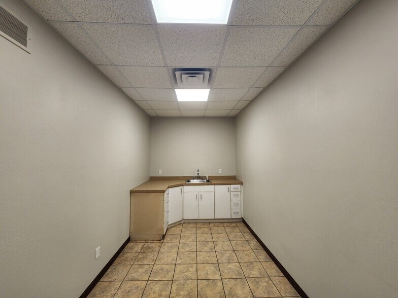 More Photos Of 702 S Delaware Ave, Mason City Light Manufacturing For Lease