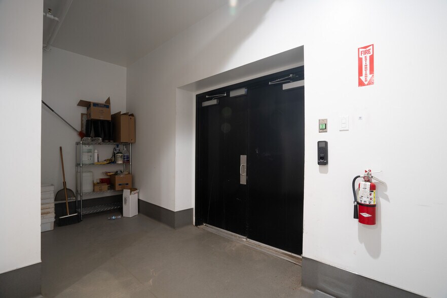 More Photos Of 19533 McLane St, Palm Springs Distribution For Sale