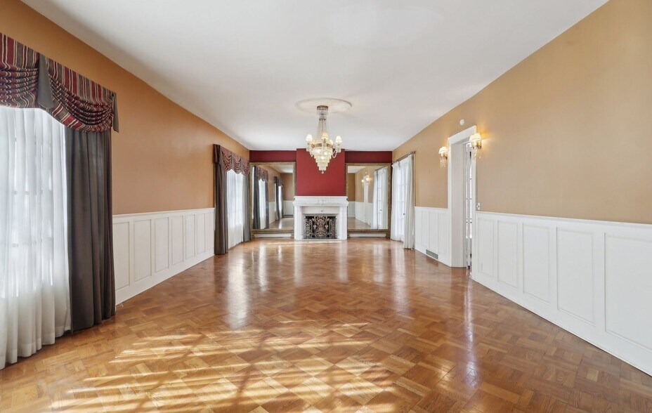 More Photos Of 118 S Walnut St, Troy Showroom For Sale