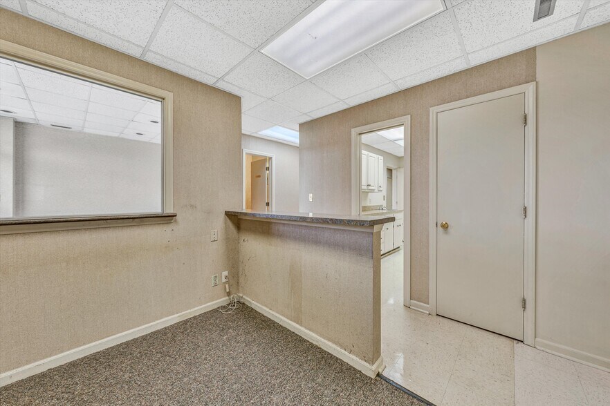 More Photos Of 1930 Braeburn Dr, Salem Medical For Sale