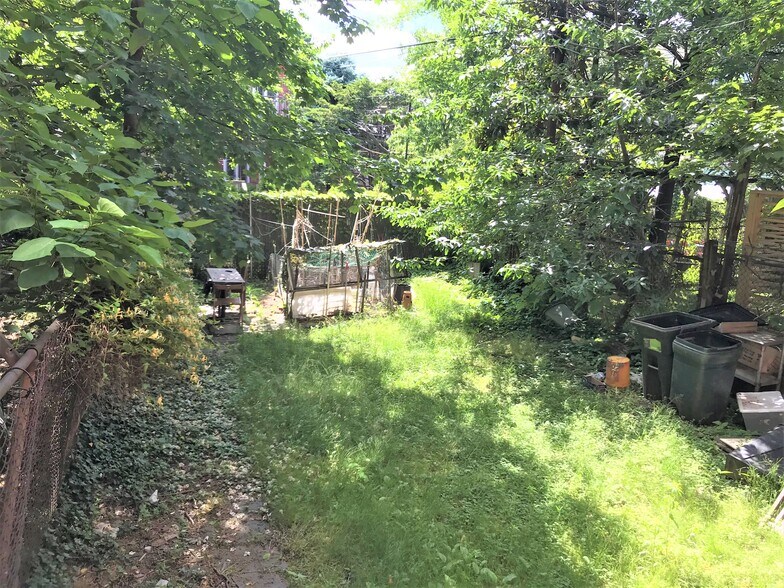 More Photos Of 685 Manhattan Ave, Brooklyn Storefront Retail Residential For Lease