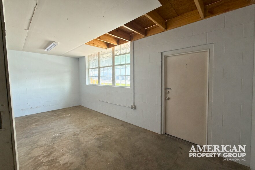 More Photos Of 5671 McIntosh Rd, Sarasota Service For Sale
