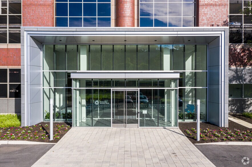 More Photos Of 343 Thornall St, Edison Office For Sale