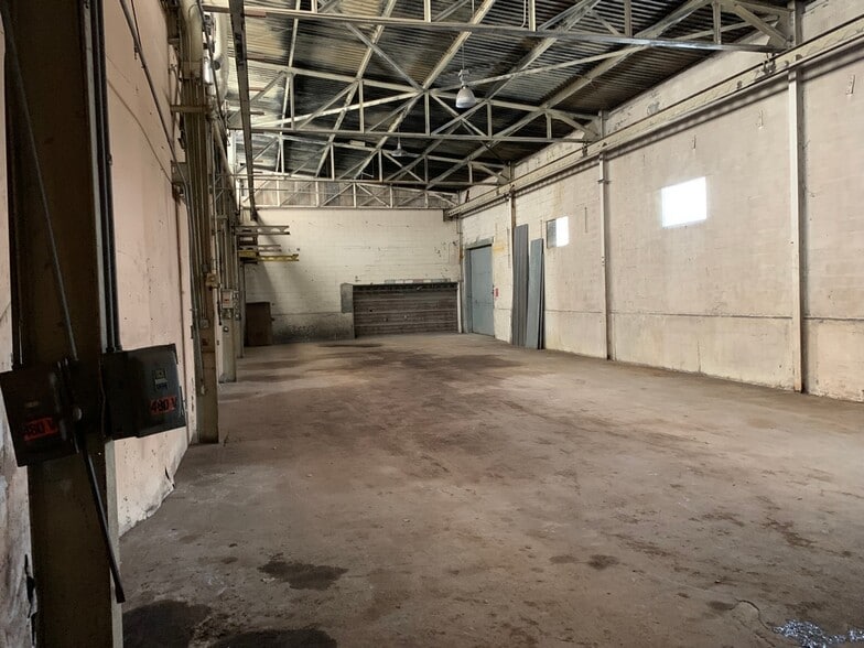 More Photos Of 5700 Walnut St, Richmond Warehouse For Lease