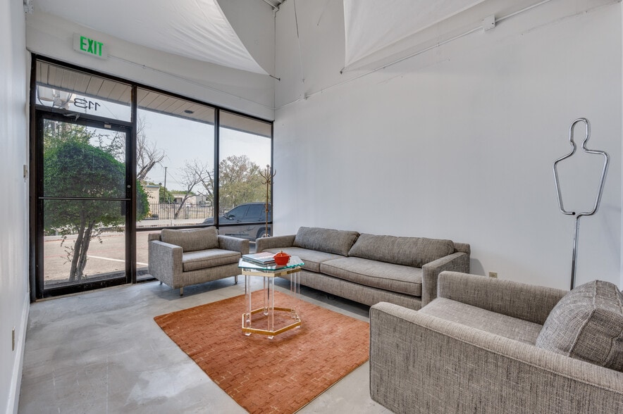 More Photos Of 10606 Shady Trl, Dallas Showroom For Sale