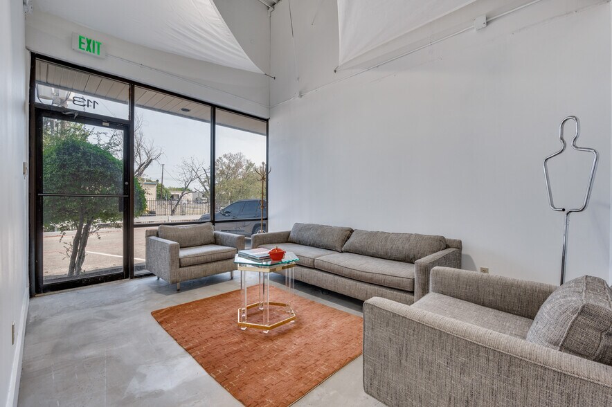 More Photos Of 10606 Shady Trl, Dallas Showroom For Sale