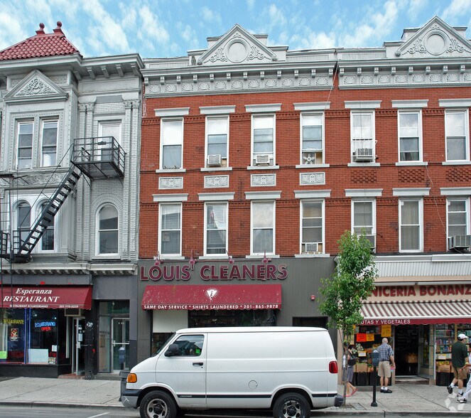Primary Photo Of 2505 Bergenline Ave, Union City Storefront Retail Residential For Lease