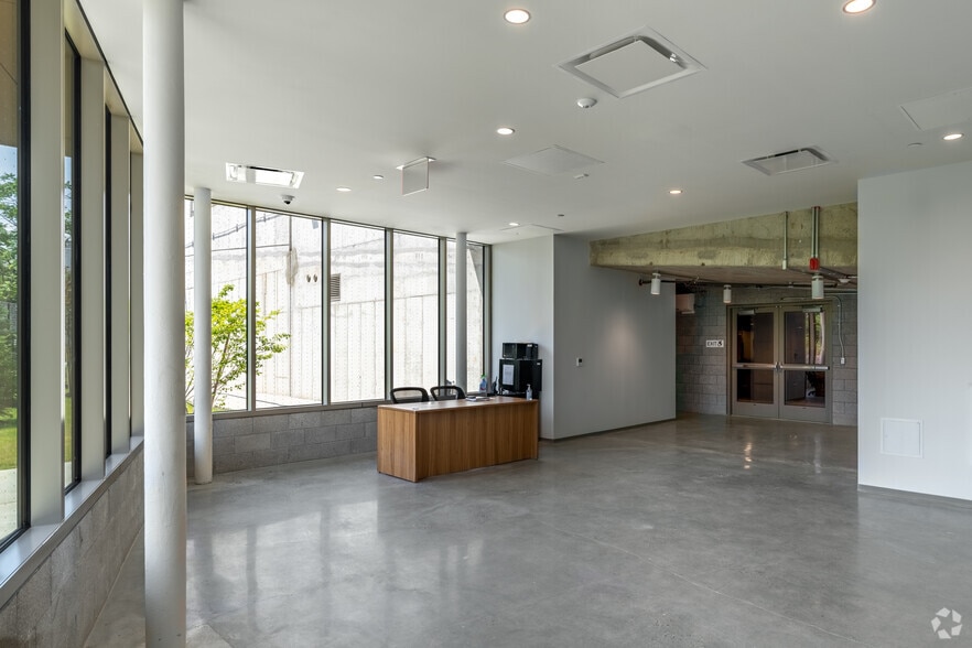 More Photos Of 2890 Review Ave, Long Island City Warehouse For Lease