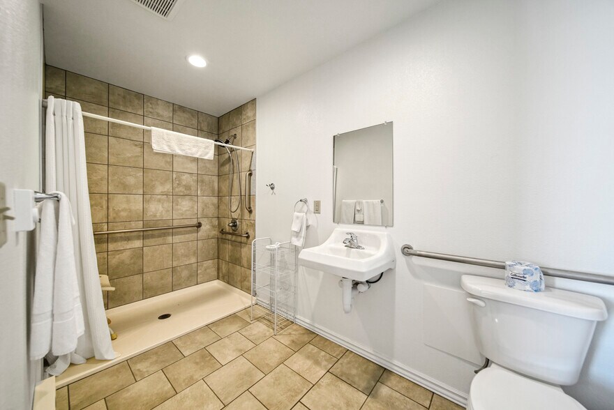 More Photos Of 60 Hickory Ave, Akron Hotel For Sale