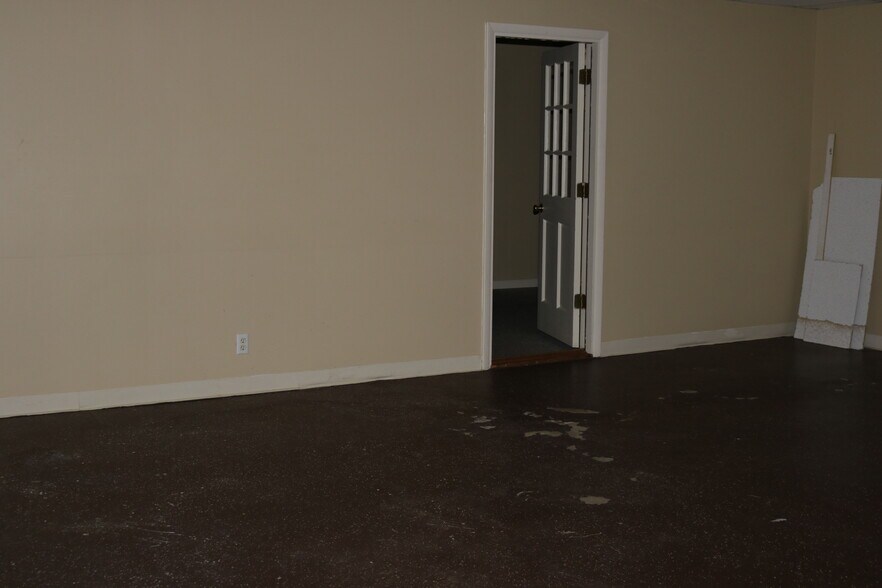 More Photos Of 24-28 S East St, Jasper Storefront Retail Residential For Lease