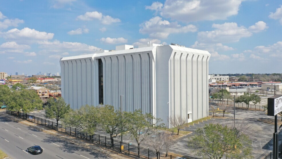 More Photos Of 7011 Southwest Fwy, Houston Office For Sale