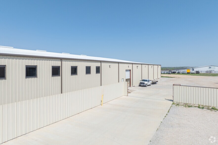 More Photos Of 124 Capital Ln, Rhome Manufacturing For Lease