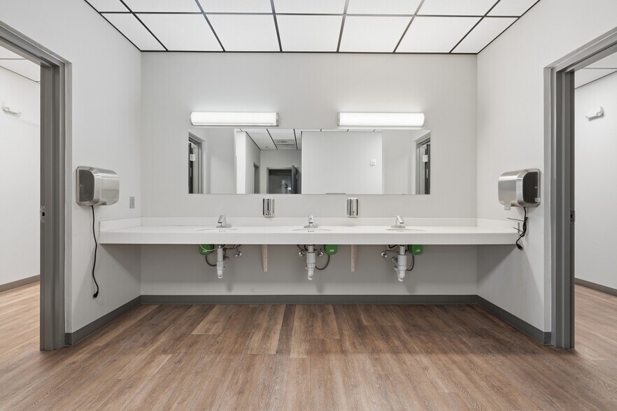 More Photos Of 1675 Las Colonias Dr, Grand Junction Showroom For Lease