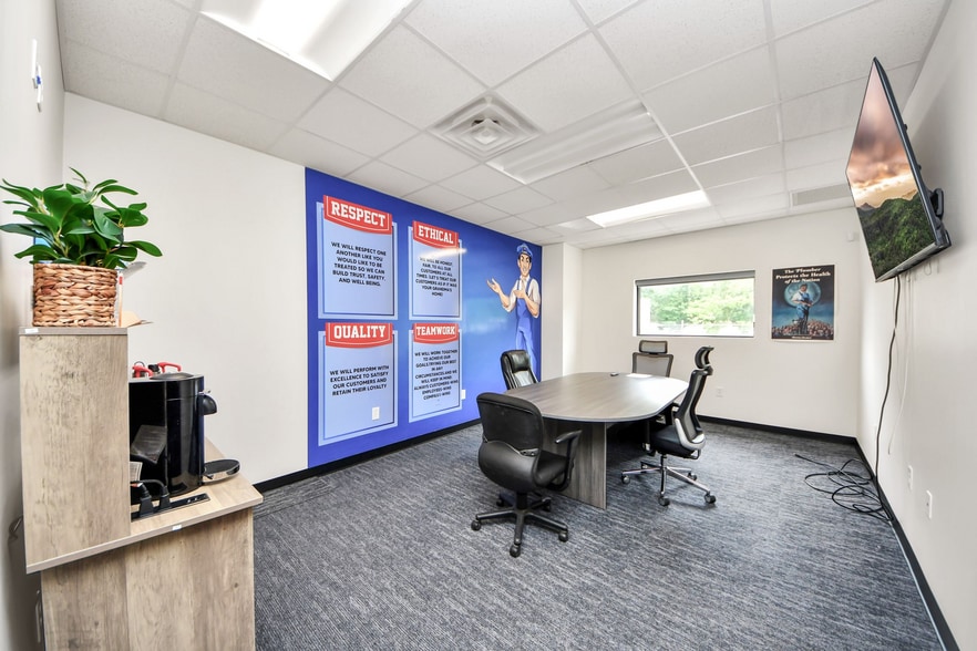 More Photos Of 10814 Woodedge Dr, Houston Warehouse For Sale