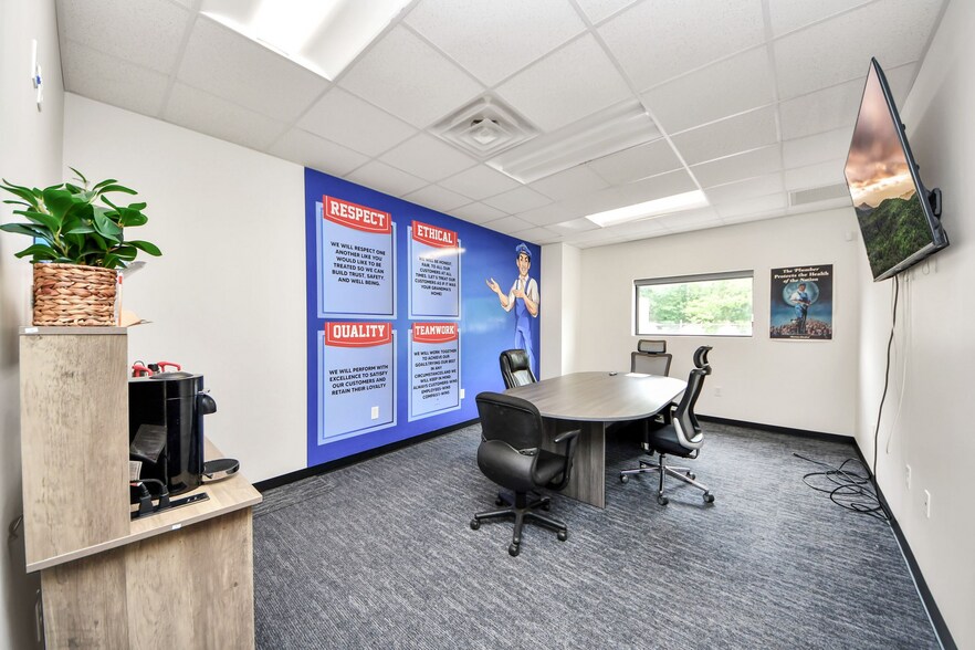More Photos Of 10814 Woodedge Dr, Houston Warehouse For Sale