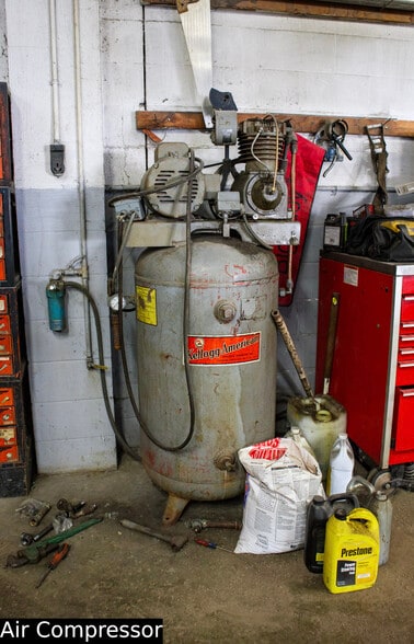 More Photos Of 325 1st St, Toledo Office For Sale