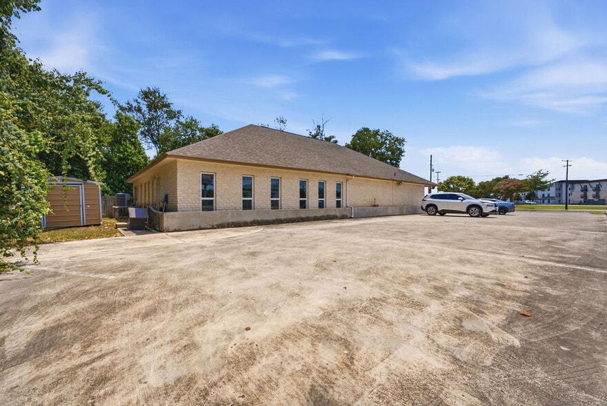 More Photos Of 215 Courtyard Dr, New Braunfels Office For Lease