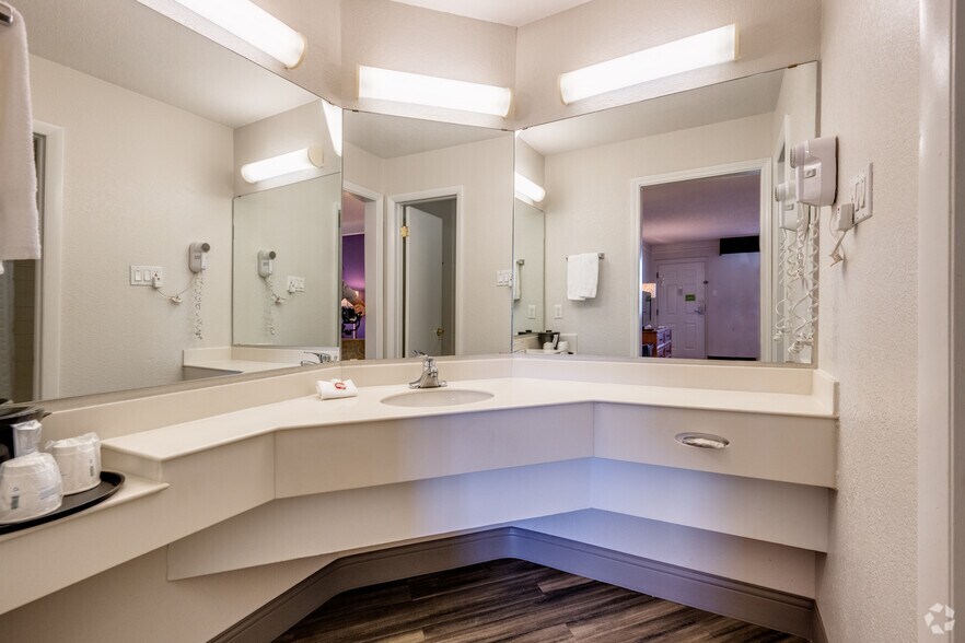 More Photos Of 8701 Turnpike Dr, Westminster Hotel For Sale