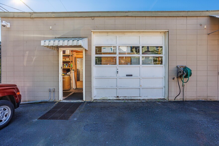 More Photos Of 835 SE 17th Ave, Portland Office For Sale