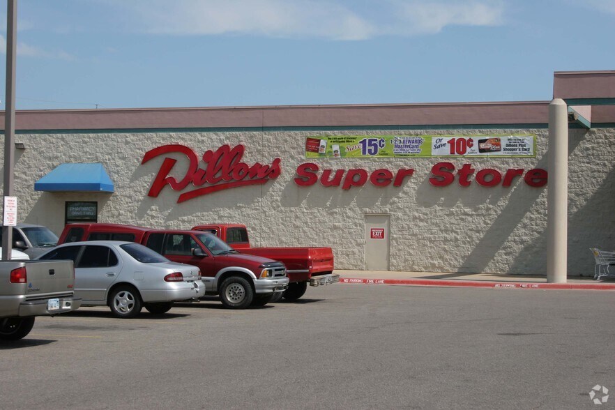 More Photos Of 5500 E Harry St, Wichita Supermarket For Lease