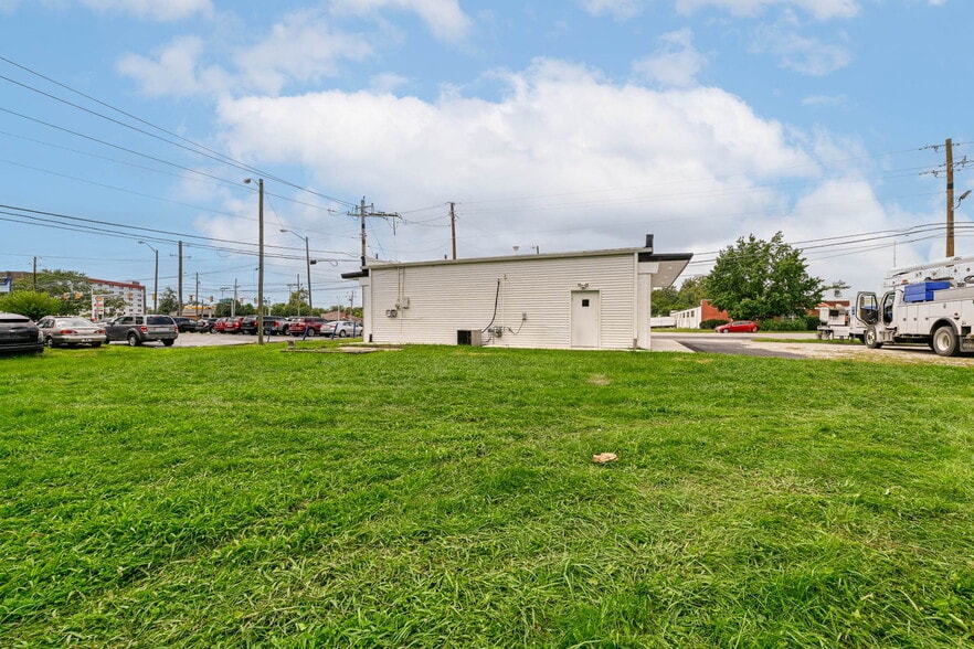 More Photos Of 3455 Shelby St, Indianapolis Office For Sale