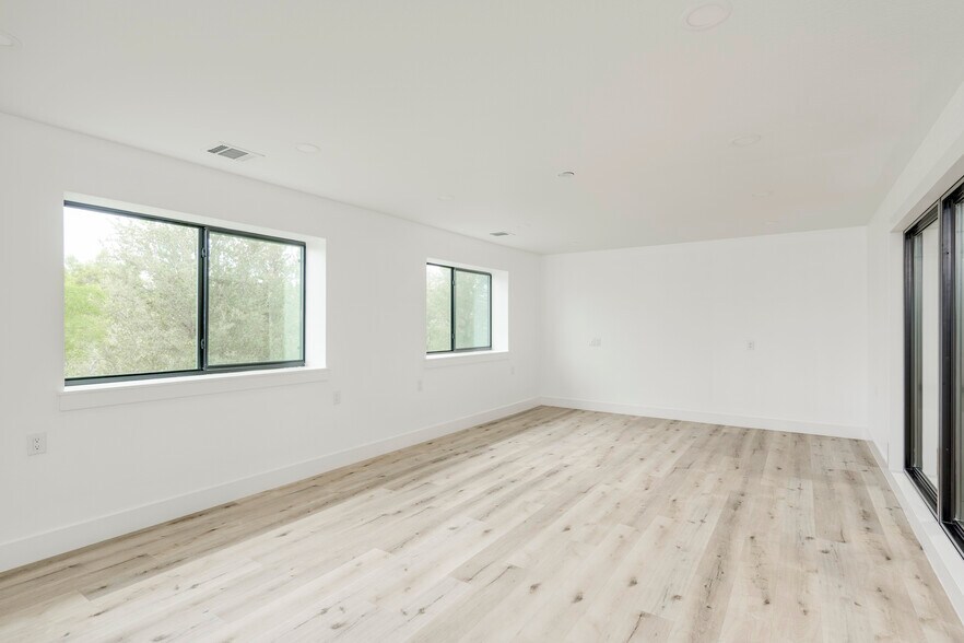 More Photos Of 15210 Fitzhugh Rd, Austin Warehouse For Lease