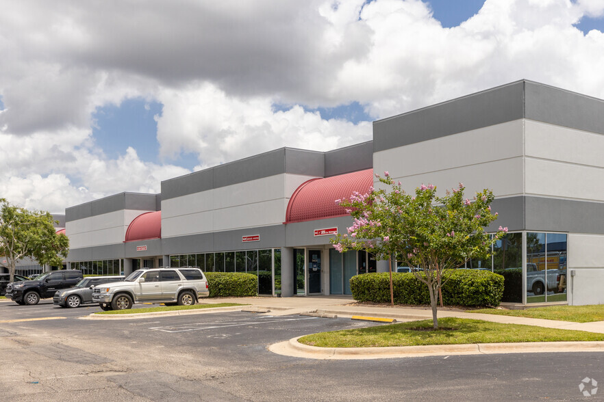 Primary Photo Of 9391-9640 Tradeport Dr, Orlando Showroom For Lease