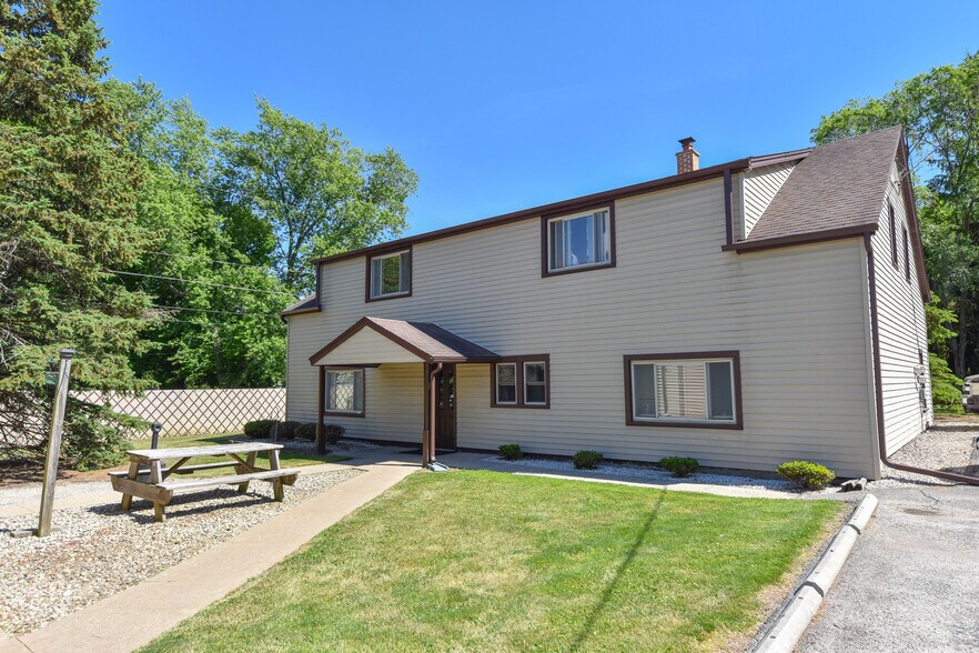 Primary Photo Of N96W20275 County Line Rd, Menomonee Falls Multifamily For Sale