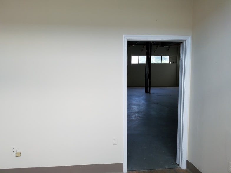 More Photos Of 18775 N Frederick Rd, Gaithersburg Warehouse For Lease