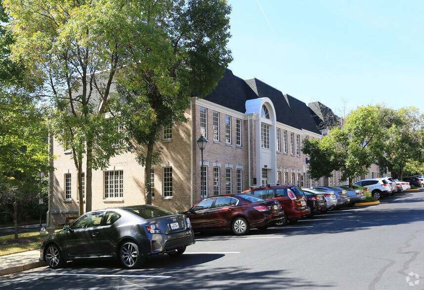 More Photos Of 3919 Blenheim Blvd, Fairfax Office For Lease