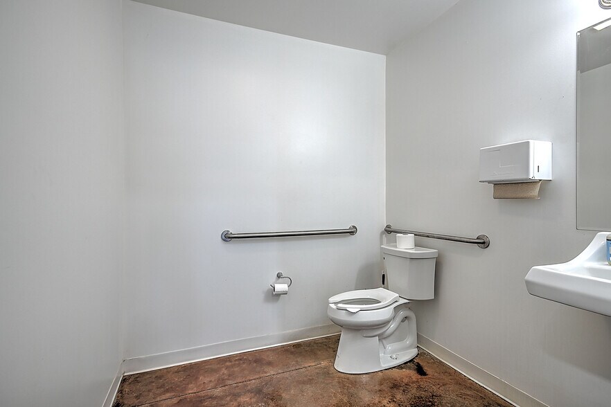 More Photos Of 2905 Cherokee Park Rd, Morristown Auto Dealership For Sale