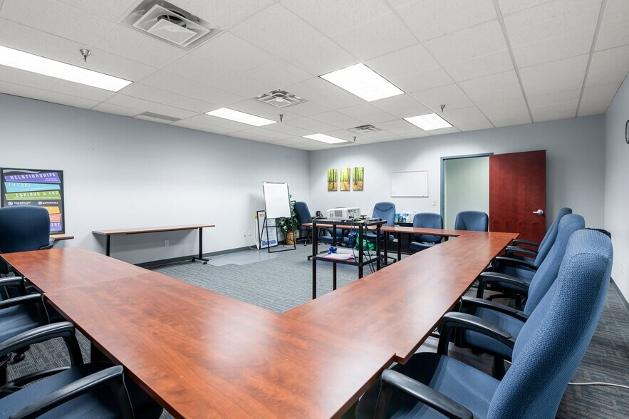 More Photos Of 501-617 Travelers Trl, Burnsville Research And Development For Lease