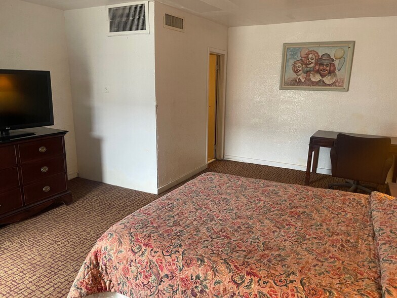 More Photos Of 711 Pasadena Fwy, Pasadena Hotel For Sale