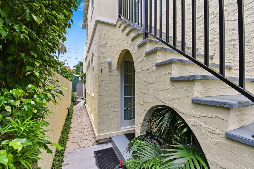 More Photos Of 212 Oleander Ave, Palm Beach Apartments For Sale