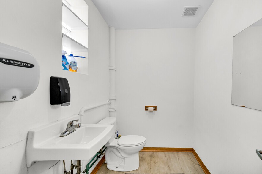 More Photos Of 7045 Calumet Ave, Hammond Light Distribution For Sale