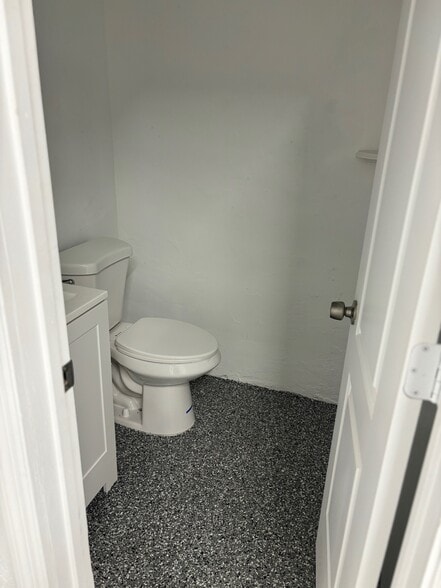 More Photos Of 2621-2629 NE 5th Ave, Pompano Beach Warehouse For Lease