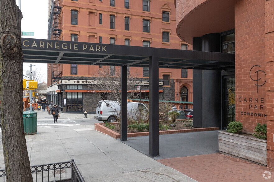 More Photos Of 1675 3rd Ave, New York Apartments For Lease