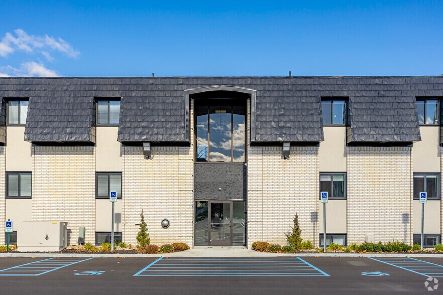 More Photos Of 811 Oakwood Dr, Rochester Medical For Lease