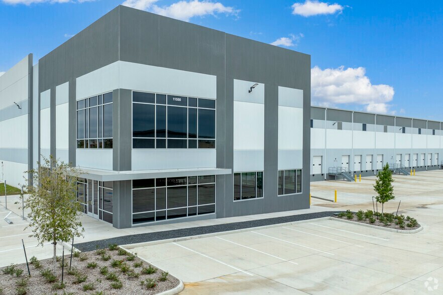 More Photos Of 11550 Spectrum Blvd, Houston Distribution For Lease
