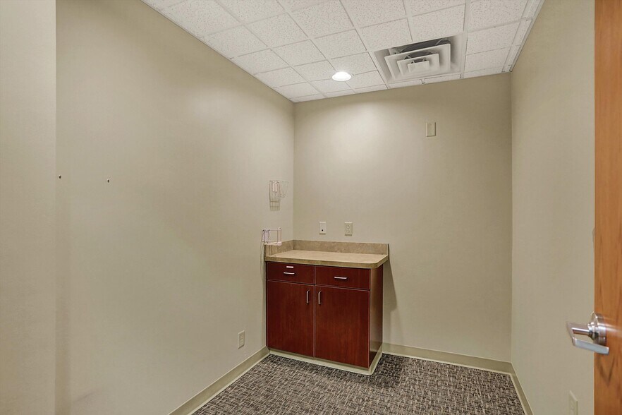 More Photos Of 711 W Gardner Dr, Marion Medical For Sale