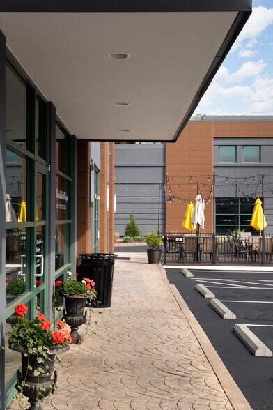 More Photos Of 808-812 Lyndon Ln, Louisville Unknown For Lease