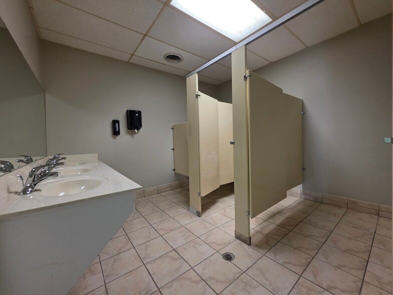 More Photos Of 404 St Andrews Dr, Greenville Office For Lease