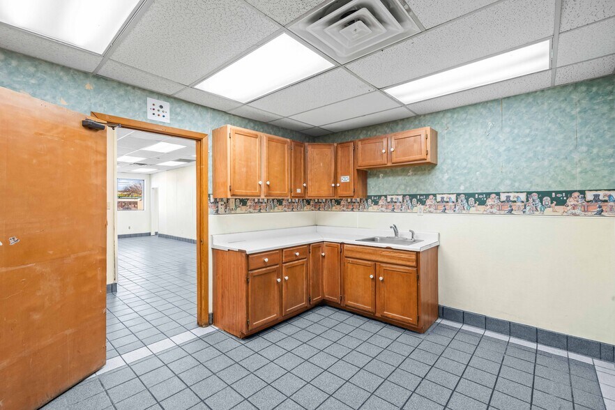 More Photos Of 7902 Slide Rd, Lubbock Veterinarian Kennel For Lease