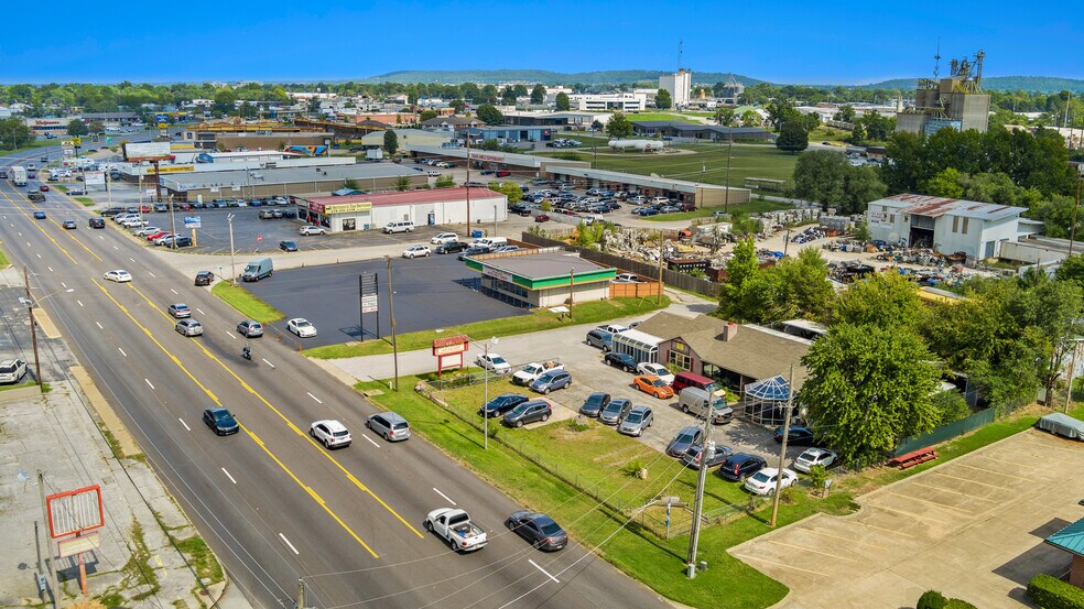 More Photos Of 2305 S Thompson St, Springdale Freestanding For Sale