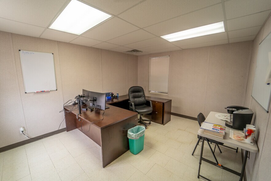 More Photos Of 236 Industrial Park Dr, Victoria Warehouse For Lease