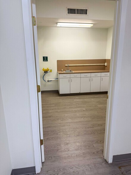 More Photos Of 2112 N Navarro St, Victoria Office For Lease