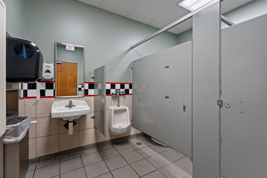 More Photos Of 1400 14th St NW, Austin Service Station For Sale