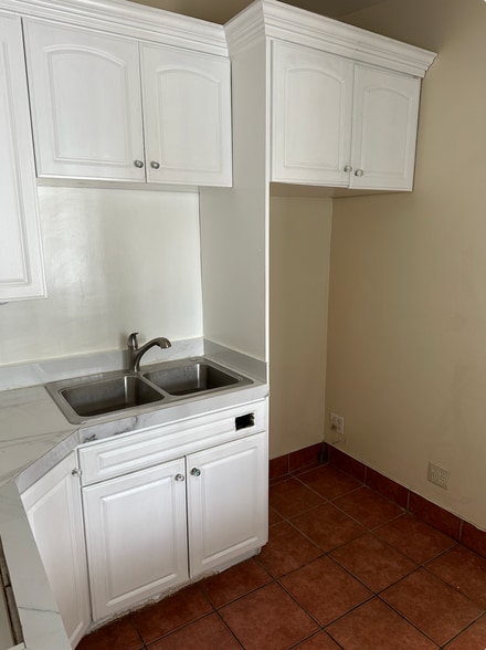 More Photos Of 13173 Van Nuys Blvd, Pacoima Storefront Retail Office For Sale